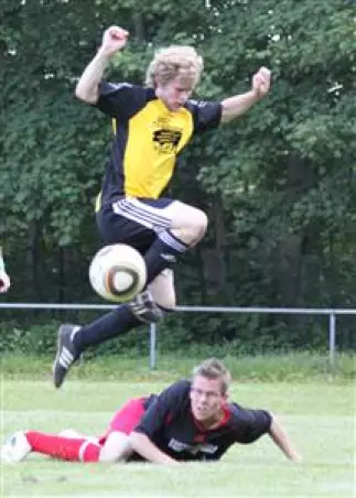 Alexander Mischker, hier<br>am Boden, bereitete<br>das 3:0 vor. Foto: JSp