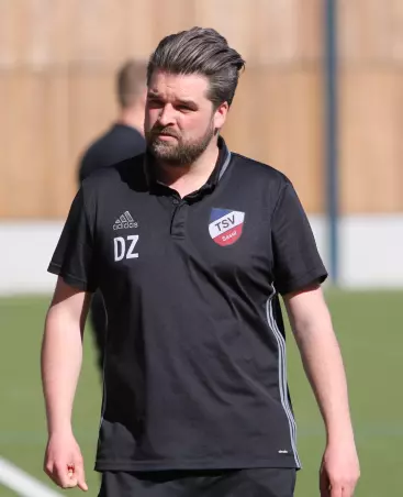 Trainer Daniel Zankl und der TSV Sasel, die 2020 noch<br>Lotto-Pokal-Finalist waren, müssen nun die hohe<br>Erstrunden-Hürde SC Victoria Hamburg überwinden, um<br>am Dienstag, 2. August noch im Los-Topf zu sein.