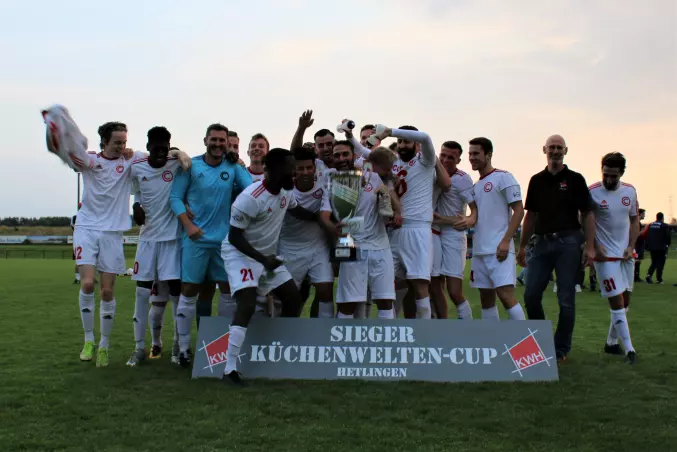 So feierten die Spieler des Wandsbeker TSV Concordia ihren Turniersieg im Hetlinger Deichstadion.