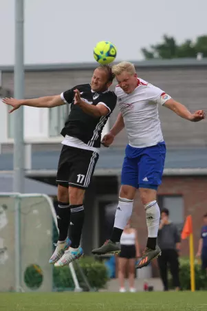 Marvin Matthiesen (rechts), als Kapitän der<br>Husumer SV hier im Duell mit Sascha Petersen<br>vom VfR Horst, startet mit seinem Team<br>zukünftig in der Landesliga Schleswig.