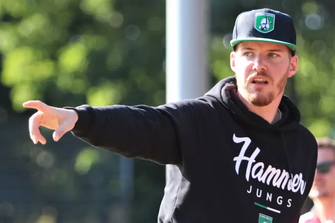 Da geht es lang in Richtung Beethovenstraße: Trainer Gerrit Lobmeier verlässt Hamm United II gen Uhlenhorst.
