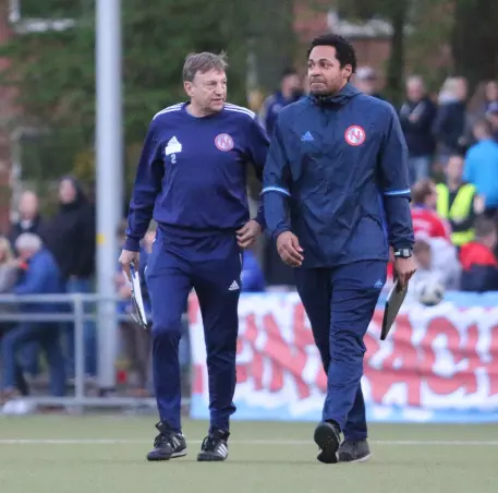 Die Eintracht-Trainer Jens Martens (links) und Olufemi Smith baten ihre Schützlinge früher, als zunächst geplant, wieder auf den Platz.