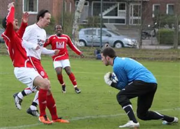 ETV-Torwart Lopes (rechts) fängt<br>den Ball vor Mitspieler Ruge Mitte)<br>und Stürmer Habibpur. Foto: JSp