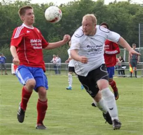 SCK-Tprjäger Tim Zarp (rechts)<br>gegen Lägerdorfs Mirko Thomssen.