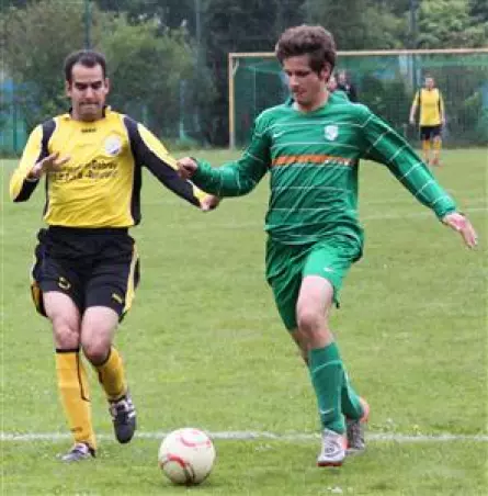 Philippe Schümann (re.) schoss<br>Heidgraben zum 2:1-Sieg.