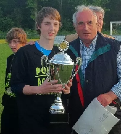 OSV-Kapitän Kristof Loffhagen (l.)<br> nimmt den Pokal von Bürgermeister<br> Heinrich Plön in Empfang.