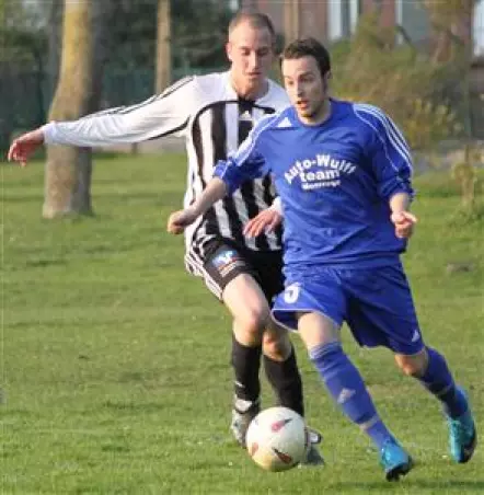 Andre Kordts (rechts), hier im<br>Hetlinger Trikot, stürmt zukünftig<br>wieder für Hansa 11.