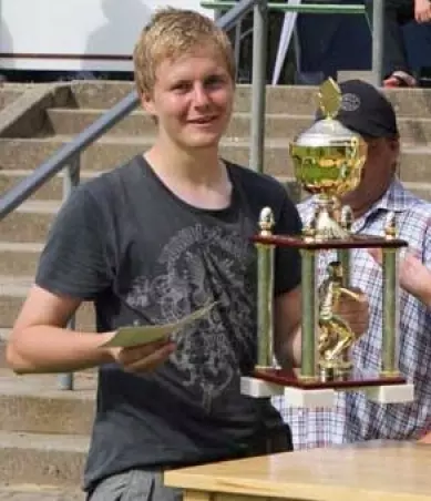 SVH-Kapitän Torben Dethof<br>nahm 2010 die Mühlenberg-<br>Cup-Trophäe entgegen.