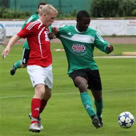 Zweikampf zwischen Uetersens<br>Verteidiger Eddy-Morton Enderle<br>(links), der eine gute Leistung<br>zeigte, und dem Wedeler<br>Stürmer Emmanuel Duah.