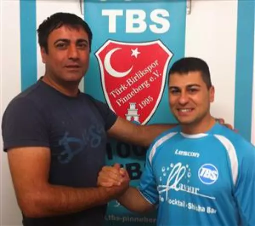 TBS-Vorstand Sami Demir (links)<br>mit Neuzugang Hüseyin Ayik.