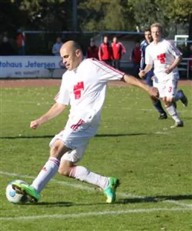 Christian Sommer auf dem<br>Weg zu einem der fünf Tore.
