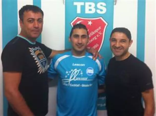 Stolz stellen die TBS-Offiziellen<br>ihren jüngsten Neuzugang Sonay<br>Tamay Hayran (Mitte) vor.