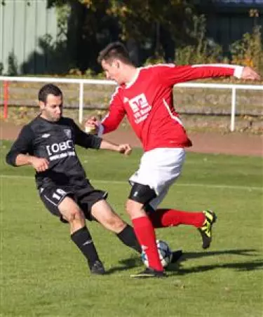 Duell zwischen Uetersens<br>Philipp Ehlers (rechts) und<br>Teutonias Marcello Crispi.