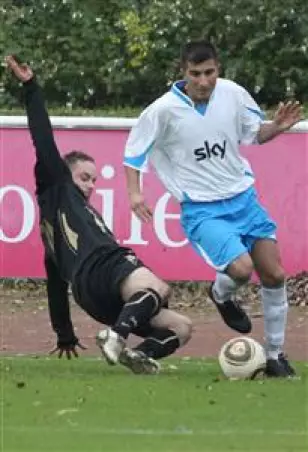 Sportfreunde-Stürmer<br>Firat Sari (rechts) im<br>Zweikampf. Foto: JSp