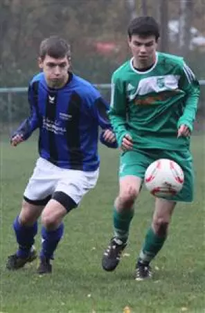 Heidgrabens Dennis<br>Malysz ist vor einem<br>SCP-Spieler am Ball.