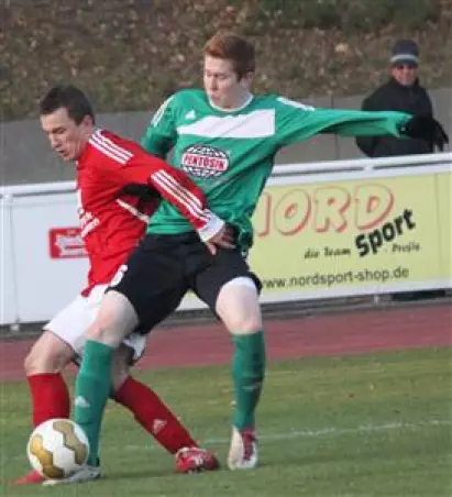 Wedels Moritz Janßen (rechts)<br>gegen Uetersens Kirill Shmakov.<br>Foto: JSp