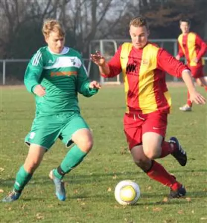 Daniel Pump (Haseldorf, rechts)<br>im Duell mit dem Heidgrabener<br>Tim Siebels. Foto: JSp