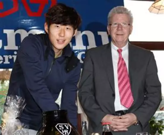 HSV-Stürmer Heung-Min Son (li.)<br>und HR-Manager Detlef Kebbe<br>bei der Auslosung. Foto: JSp