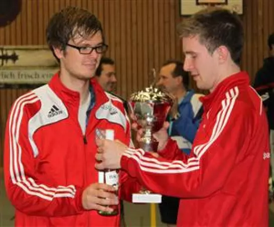 Organisator Timo Schulz (rechts)<br>überreicht den Siegerpokal.