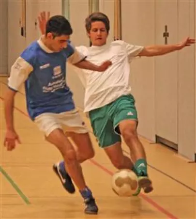 Heidgrabens Philippe Schümann<br>(rechts) im Zweikampf mit<br>einem SCP-Spieler. Foto: JSp