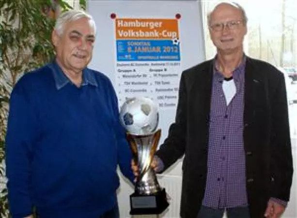 Horst Schwartau (links) und Bernd<br>Gerhardt (beide SC Concordia) prä-<br>sentieren stolz den neuen Pokal.