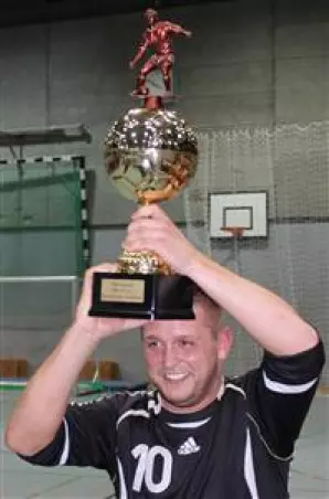 Rafael Vazquez nimmt<br>für die Melo Auswahl<br>den Siegerpokal ent-<br>gegen. Foto: JSp