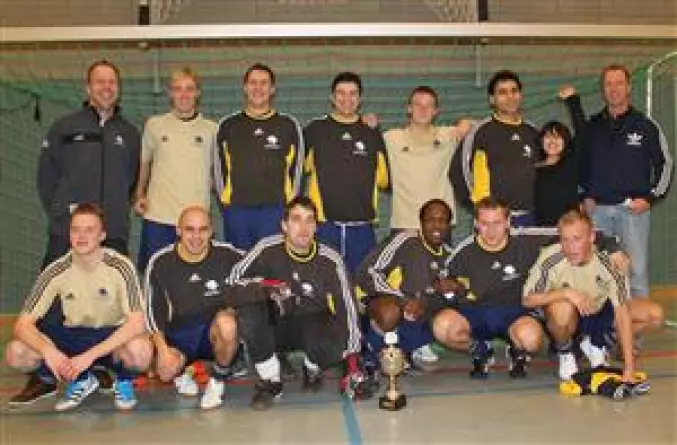 Das Betriebssport-Team der Firma<br>Riewesell feierte seine erfolgreiche<br>Titelverteidigung. Foto: JSp