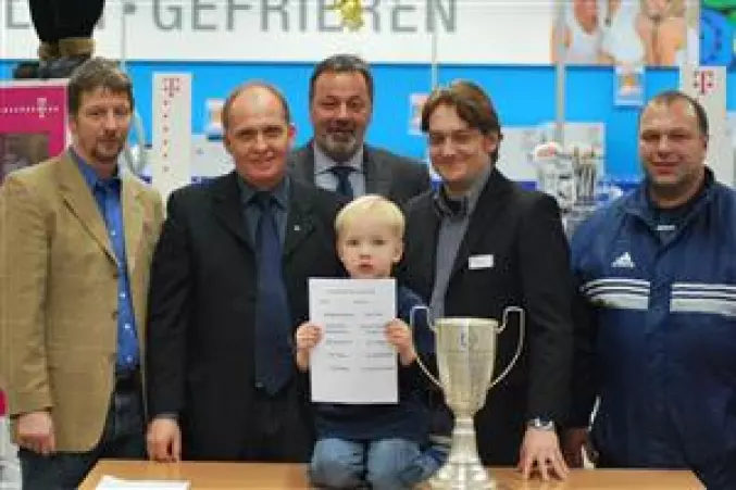 Ole Sand (Mitte) loste die Hallen-<br>turniere des Düneberger SV aus.