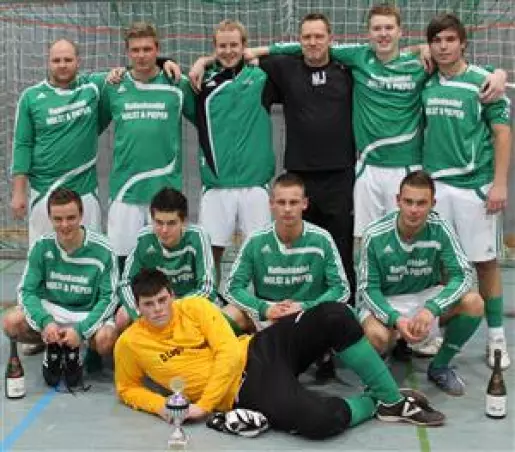 Das Team des SuS Waldenau fei-<br>erte seinen Triumph beim 1. Vor-<br>turnier zum Bert-Meyer-Cup.