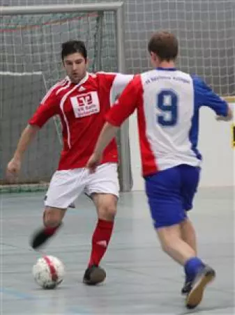 Final-Zweikampf zwischen<br>Uetersens Martin Bushaj<br>(links) und HR-Akteur<br>Sebastian Münzel.