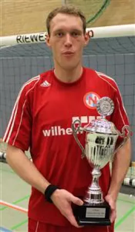 Norderstedts Helge<br>Kahnert mit dem<br>Siegerpokal.