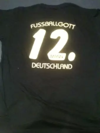 Dieses Trikot gewinnen<br>die ersten zwölf zahlenden<br>Zuschauer!