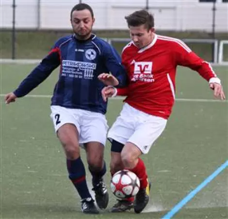 Uetersens neuer Stürmer Sascha<br>Kuzmanov (rechts) im Duell mit<br>einem Lokstedter. Foto: JSp