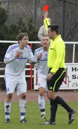 Referee Thomas Bauer<br>(re.) zeigt 96-Akteur<br>Simon Moritz Molden-<br>hauer die Rote Karte.