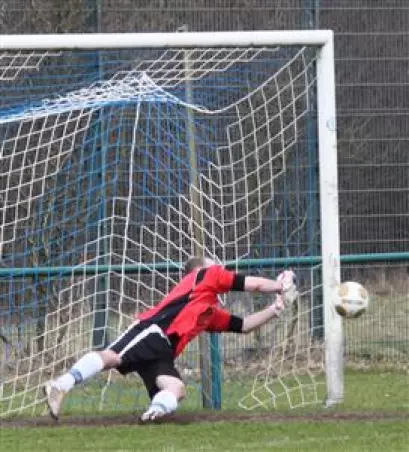 FCU-Keeper Björn Schramm pa-<br>riert den Strafstoß von TBS-Ak-<br>teur Kadir Candir (nicht im Bild).