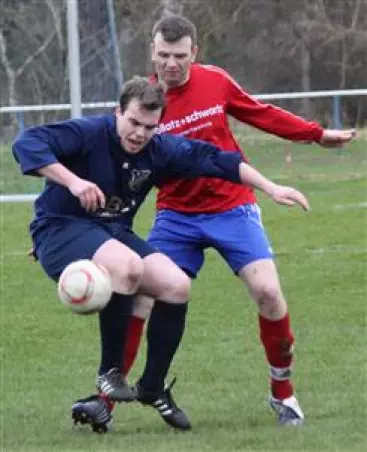 FCU-Stürmer Sebastian<br>Rose im Duell mit einem<br>Quickborner Verteidiger.