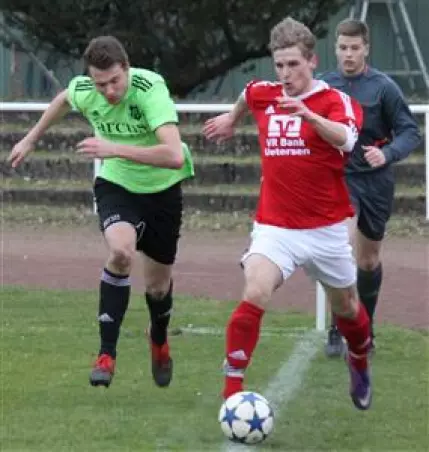 Derby-Zweikampf an der Seitenlinie.