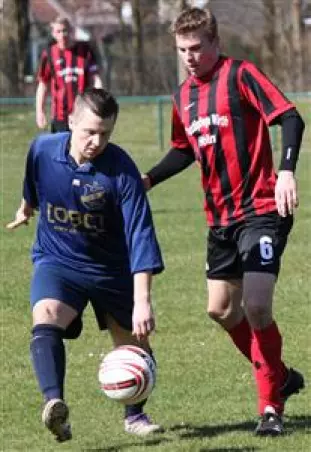 Der Tornescher Dennis<br>Sannemann (links) und<br>Holms Tobias Lißner<br>im Zweikampf.