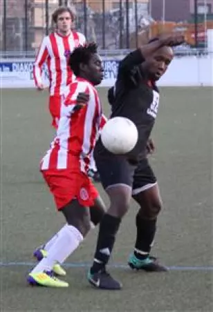 ETV-Akteur Saikou Cee-<br>say (links) und der<br>Uetersener Yannick<br>Kouassi im Duell.