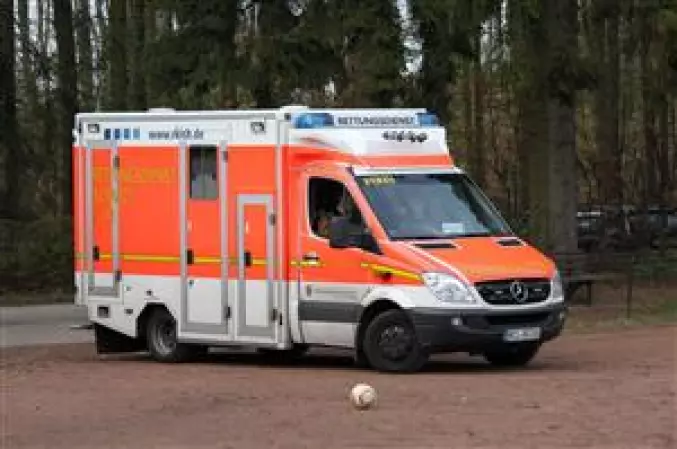 Kein schönes Bild: Ein Krankenwa-<br>gen musste den Pinneberger<br>Steve Carstensen abtransportieren.