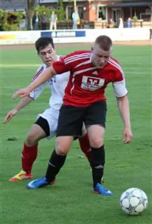 Der neue TSV-Stürmer<br>Jannick Prien (vorne)<br>ist hier vor einem SVL-<br>Verteidiger am Ball.