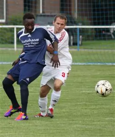 FCU-Stürmer Daouda Amadou<br>(li.) gegen Uetersens Jörg Dreier.
