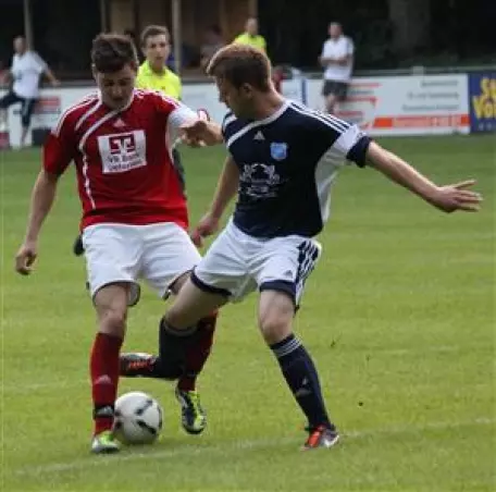 Uetersens Simon Block (links)<br>auf seinem Weg zum 0:4.