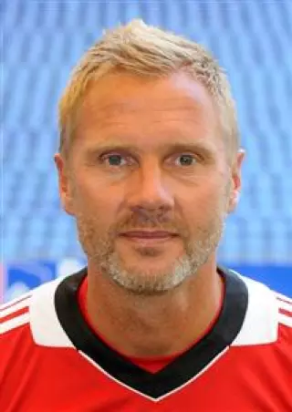 Freut sich auf das Test-<br>spiel in Drennhausen:<br>HSV-Coach Thorsten Fink.