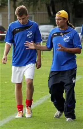 Union-Coach Mustafa<br>Artar (rechts) mit<br>seinem Edeljoker<br>Andre Kanwischer.