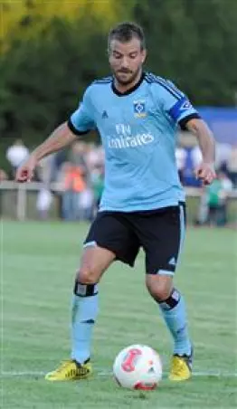 In Schwarzenbek am<br>Ball: HSV-Hoffnung<br>Rafael van der Vaart.