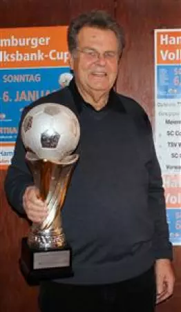 Turnierleiter Dieter<br>Roth mit dem neuen<br>Wanderpokal.