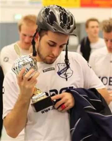 Final-Siegtorschütze Fatih<br>Simsek mit dem Sieger-Pokal