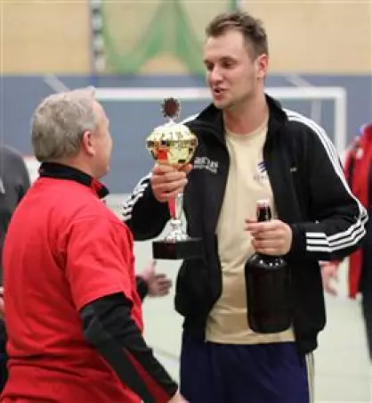 Daniel Brandt (TSV Uetersen II)<br>nimmt den Siegerpokal entgegen.