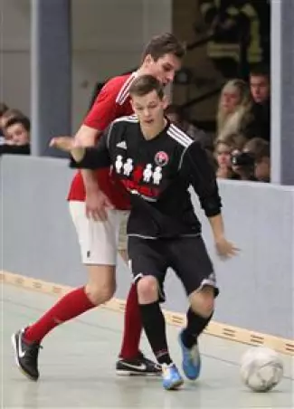 Zweikampf aus dem End-<br>spiel: Maik Stahnke<br>(SVR, vorne) gegen<br>Philipp Ehlers (Uetersen).